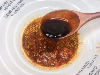 7、酸辣宽粉,接下来开始调味，先是来两勺生抽，3勺香醋，酸辣口味，醋一定不能少。一般比较建议用香醋，实在没有，白醋也行，不过按需加量。