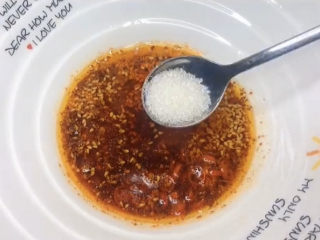 8、酸辣宽粉,在来小勺盐提味，砂糖中合味道，提鲜，也可以来点鸡精，比较家常的调料嘛。胡椒粉是我喜欢的口味，按需添加