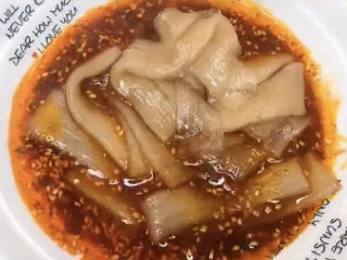 11、酸辣宽粉,主角登场，煮好的宽粉捞起来，放进碗里