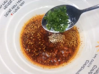 9、酸辣宽粉,再来点葱花，丰富一下颜色。