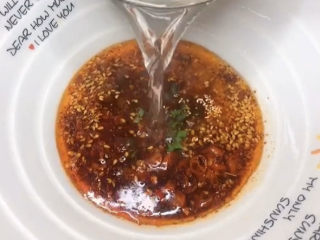 10、酸辣宽粉,最后来两勺煮粉的汤，整个酸辣汤底就完成了。