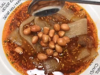 12、酸辣宽粉,酸辣粉的标配搭档花生米是绝对不能少的，对了，还有榨菜。不过自己煮，当然是想吃啥加啥了