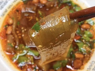 14、酸辣宽粉,这次买的宽粉不错，很有劲道，好吃，关键是汤底好吃，嘻嘻嘻。