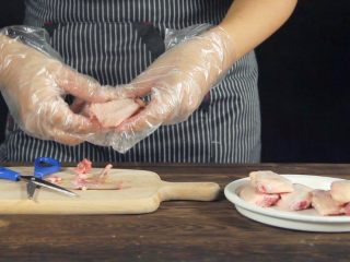 2、鸡翅包饭！颜值逆天 好吃到跳舞,将鸡翅剔骨