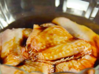 6、鸡翅包饭！颜值逆天 好吃到跳舞,再放入老抽、盐、五香粉、胡椒粉、大葱、玉米淀粉、耗油、白糖