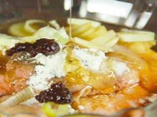 7、鸡翅包饭！颜值逆天 好吃到跳舞,为了更好的入味，最后倒入适量的植物油