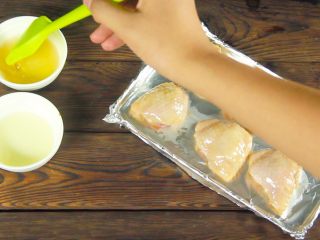 16、鸡翅包饭！颜值逆天 好吃到跳舞,为了鸡翅的口感与色相，再进入烤箱之前，我们为鸡翅刷上一层蜂蜜与植物油