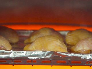 19、鸡翅包饭！颜值逆天 好吃到跳舞,烤箱中的鸡翅