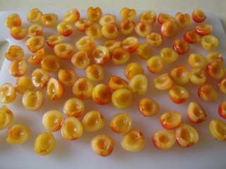 1、樱桃特饮,樱桃去核切碎