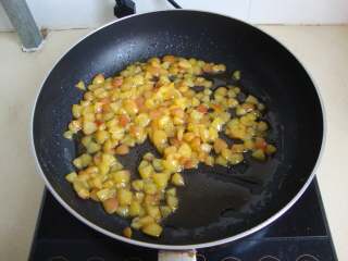 2、樱桃特饮,加糖炒成樱桃酱，放凉。