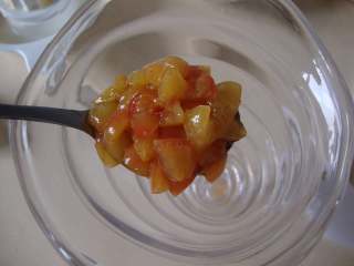 3、樱桃特饮,取适量樱桃酱放入杯中