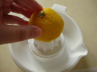 4、樱桃特饮,柠檬一部分切片一部分挤汁