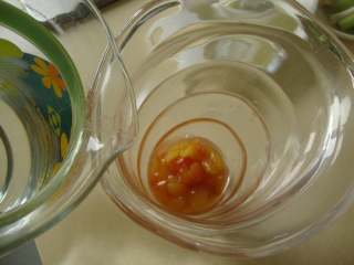 6、樱桃特饮,放入冰块，倒入凉开水，讲究点的倒矿泉水，喝的时候搅匀即可