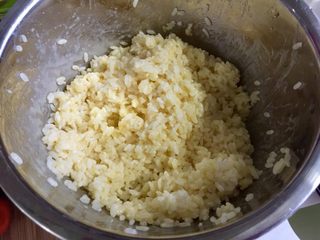 3、我爱炒饭系列➕五彩杂蔬香肠炒饭,戴上一次性手套，将鸡蛋米饭捏散，混合均匀，米粒一定要捏散，方便炒米饭时炒到粒粒分明