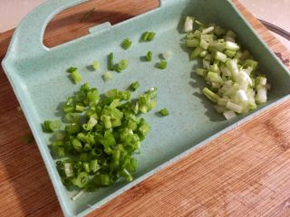 5、我爱炒饭系列➕五彩杂蔬香肠炒饭,分葱白葱绿分别切末