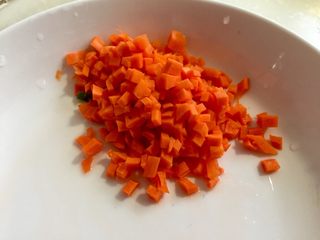 7、我爱炒饭系列➕五彩杂蔬香肠炒饭,胡萝卜切小粒，尽量小一点，别太大，大了是炒菜不是炒米饭了