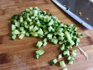 8、我爱炒饭系列➕五彩杂蔬香肠炒饭,黄瓜同样切小粒备用