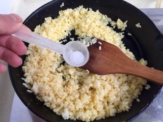 18、我爱炒饭系列➕五彩杂蔬香肠炒饭,小火不断翻炒，一定要炒到米饭粒粒分明，加入一点食盐，翻炒均匀，让米饭有点基味