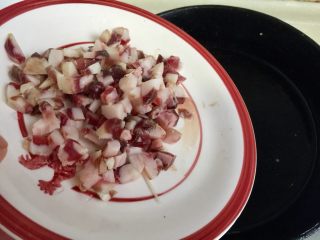 20、我爱炒饭系列➕五彩杂蔬香肠炒饭,不用再加油了，小火，放入香肠，小火煸炒到香肠出油，外表有点焦