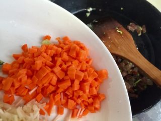 22、我爱炒饭系列➕五彩杂蔬香肠炒饭,加入胡萝卜翻炒一分钟