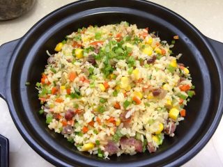 30、我爱炒饭系列➕五彩杂蔬香肠炒饭,装入自己喜欢的容器中，撒上葱绿末，即可