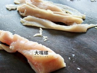2、土豆“排骨”の鸡胸肉丨大嘴螺,鸡胸肉洗净切片，切细条也是可以的，尽量将鸡肉片切得轻薄完整