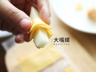 6、土豆“排骨”の鸡胸肉丨大嘴螺,芝士片切成小细条，将其卷一圈在土豆条上