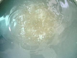 6、紫薯西米露,再烧开水煮2分钟,盖上锅盖焖15分钟