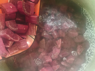 11、紫薯西米露,锅中放入清水烧开,倒入紫薯粒