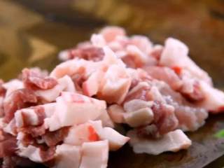 2、酱汁浓郁,肉条鲜嫩,每一口都欲罢不能——卤肉饭,香菇泡发、五花肉切条备用