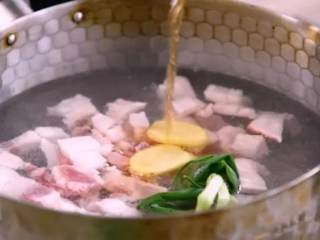 3、酱汁浓郁,肉条鲜嫩,每一口都欲罢不能——卤肉饭,五花肉冷水下锅,放入葱、姜,料酒,焯水备用