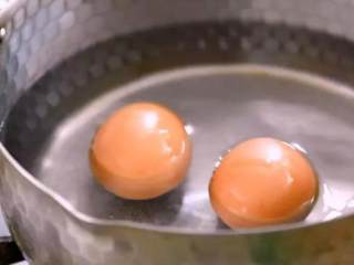 4、酱汁浓郁,肉条鲜嫩,每一口都欲罢不能——卤肉饭,鸡蛋冷水下锅煮10分钟