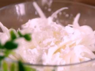 6、酱汁浓郁,肉条鲜嫩,每一口都欲罢不能——卤肉饭,切好的洋葱丝,用淀粉抓匀