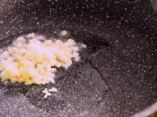 7、酱汁浓郁,肉条鲜嫩,每一口都欲罢不能——卤肉饭,锅中倒入葱油垫底,爆香姜蒜末