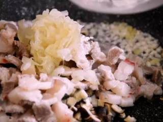 8、酱汁浓郁,肉条鲜嫩,每一口都欲罢不能——卤肉饭,下香菇丁、五花肉 、洋葱丝