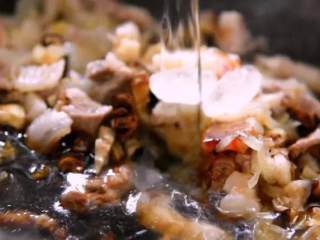 9、酱汁浓郁,肉条鲜嫩,每一口都欲罢不能——卤肉饭,倒入料酒、生抽、老抽、八角、冰糖和温水,最后加入鸡蛋