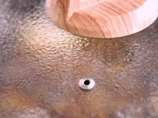 10、酱汁浓郁,肉条鲜嫩,每一口都欲罢不能——卤肉饭,搅拌均匀,沸腾后关盖,转小火焖煮30分钟