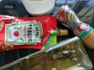 4、快手午餐一道菜 土豆胡萝卜牛肉煲,准备好调料，番茄酱、黑胡椒、红酒、橄榄油