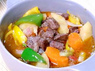 13、快手午餐一道菜 土豆胡萝卜牛肉煲,五色食材提供丰富营养，是不是看上去很有食欲？色香味俱全的一道菜哦。