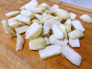 4、马蹄银耳红枣汤,切成小块，具体切多大块看个人喜好。