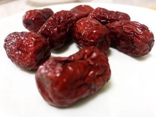 7、马蹄银耳红枣汤,红枣清洗。