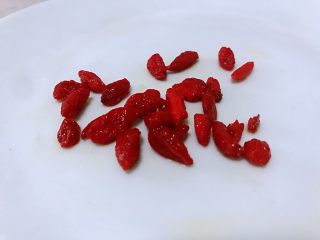 8、马蹄银耳红枣汤,枸杞洗净。