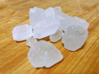 9、马蹄银耳红枣汤,冰糖准备好。