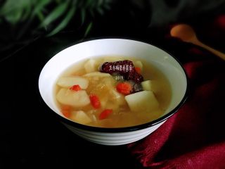 12、马蹄银耳红枣汤,打开锅盖，一股甜蜜芳香扑鼻而来，晶莹剔透的汤汁，红润饱满的大枣，充满了诱惑。（不加冰糖也可以）