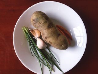 1、圆土豆+香煎土豆,酱土豆,大蒜,尖辣椒,葱准备好