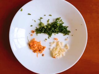 2、圆土豆+香煎土豆,将葱洗净切末,尖辣椒洗净切末,大蒜去皮洗净切成末