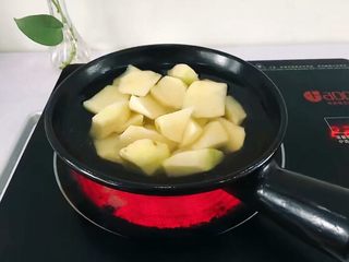 3、圆土豆+香煎土豆,准备一个煲,放水,将土豆去皮洗净切块,放入煲中,煮开6分钟左右捞出沥干水分