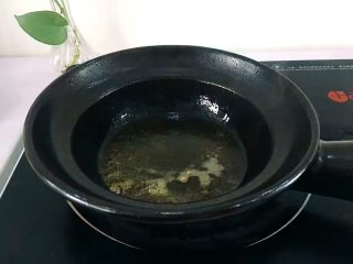 4、圆土豆+香煎土豆,煲里水到掉,洗净擦干水分,放油,多放点