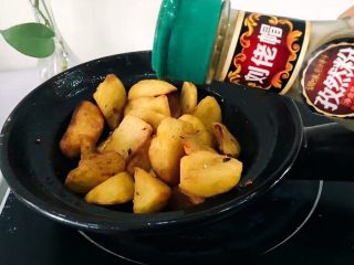 8、圆土豆+香煎土豆,将土豆搅拌均匀,让辣椒蒜末充分混合,撒上孜然粉