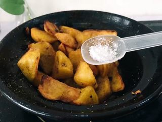 10、圆土豆+香煎土豆,搅拌均匀撒适量得盐调味